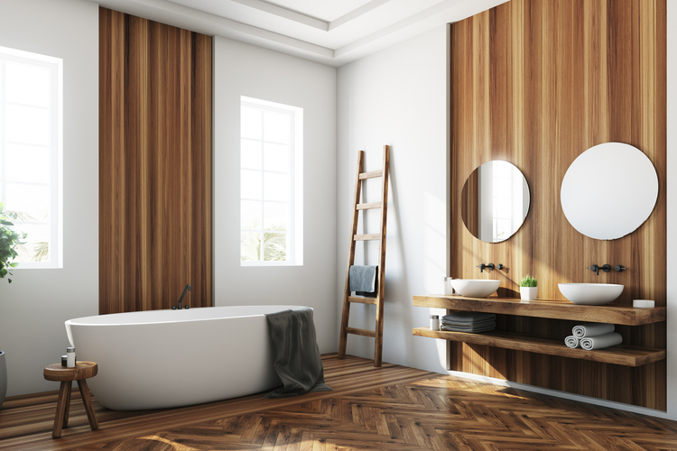 Bela paleta boja daje svežinu kupatilu dok drveni elementi unose toplinu i poboljšavaju teksturu prostora